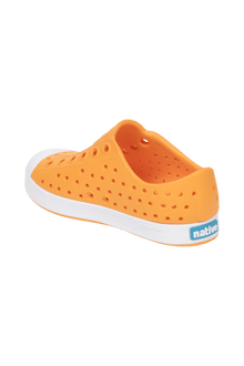 Angled view of a Native Shoes Kids Jefferson Kids | Pynor/Shlwht Footwear in Pynor/Shlwht