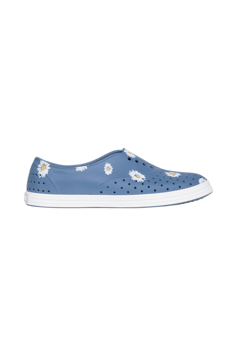 Side view of a Native Shoes Adults Jericho Wanderfoam Print Footwear in Oasisbl/Shlwht/Daisyaop