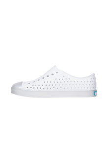 Angled view of a Native Shoes Jefferson Wanderfoam Wrp | Shlwht/Holo Footwear in Shlwht/Holo
